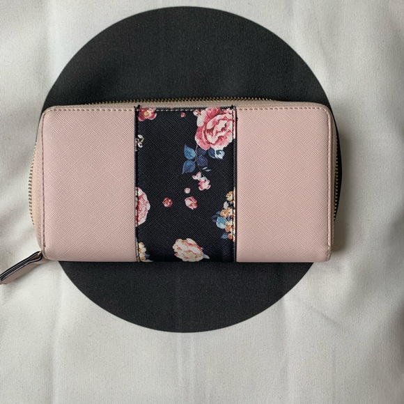 Guess purse 💕 - Picture 10 of 10